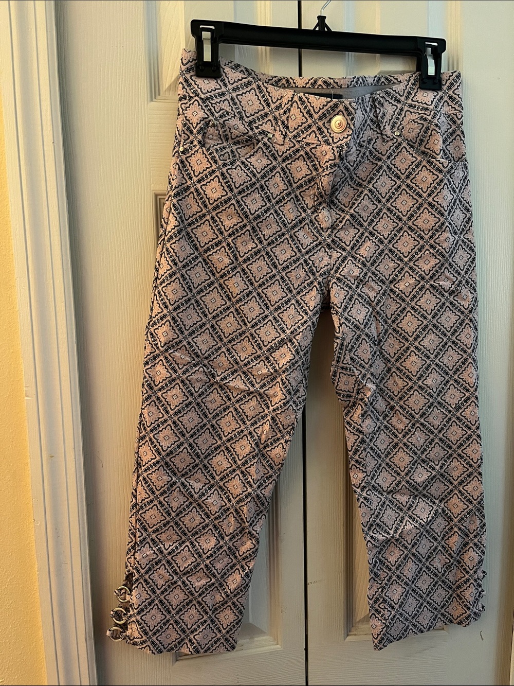 Cropped Pink and Black Patterned Ankle Jeans